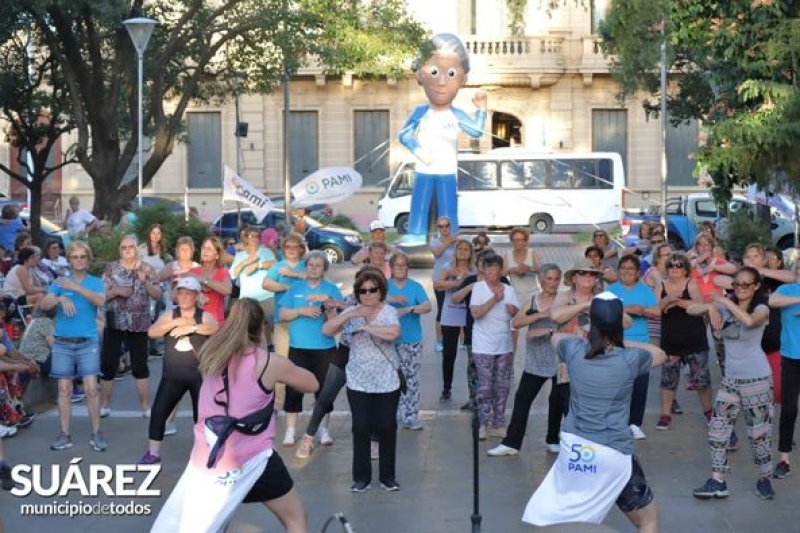 Los adultos disfrutaron de una tarde recreativa en la plaza San Martín