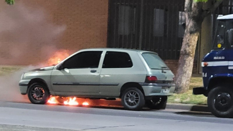 Le incendió el auto a su novio por infiel: ”No vas a querer jugar más con ninguna mujer”