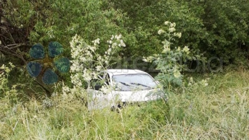 Un auto despistó y chocó contra varios árboles en el arroyo Las Tunas