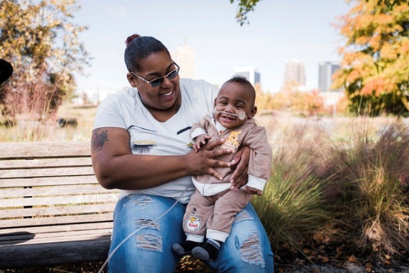 Curtis, nacido 132 días prematuramente el 5 de julio de 2020 con un mellizo que no sobrevivió, ahora se encuentra saludable a los 16 meses de edad