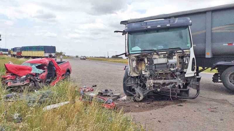 Impactante choque frontal entre una Saveiro y un camión: un fallecido