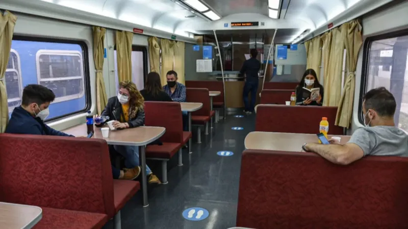 Trenes Argentinos comunicó que a partir de hoy se restableció el servicio del coche comedor en los trenes de larga distancia