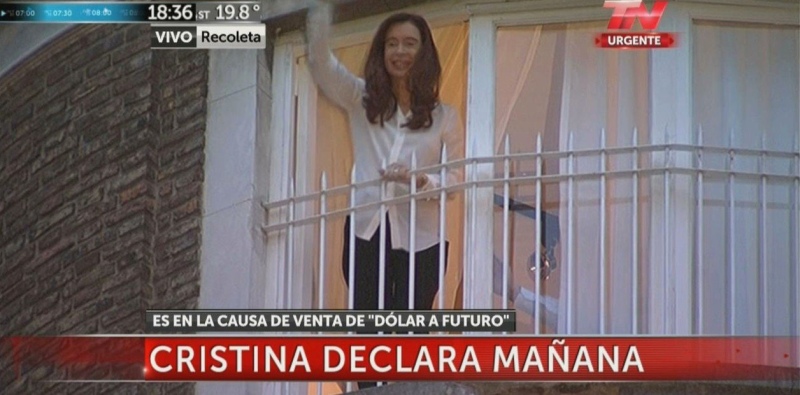 Abril de 2016: un día antes de declarar ante la justicia, Cristina salió al balcón de su casa en Reecoleta para bailar y saludar a algunos seguidores.