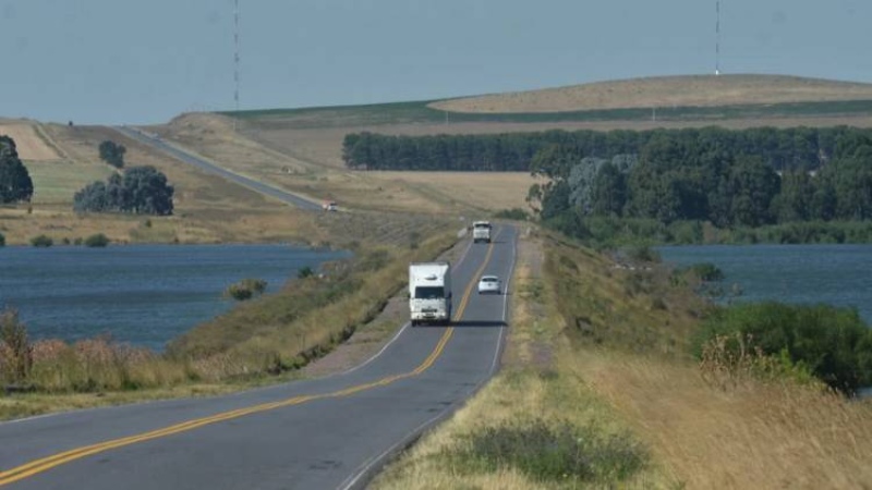 Se bajó a pescar en el dique y le robaron la camioneta