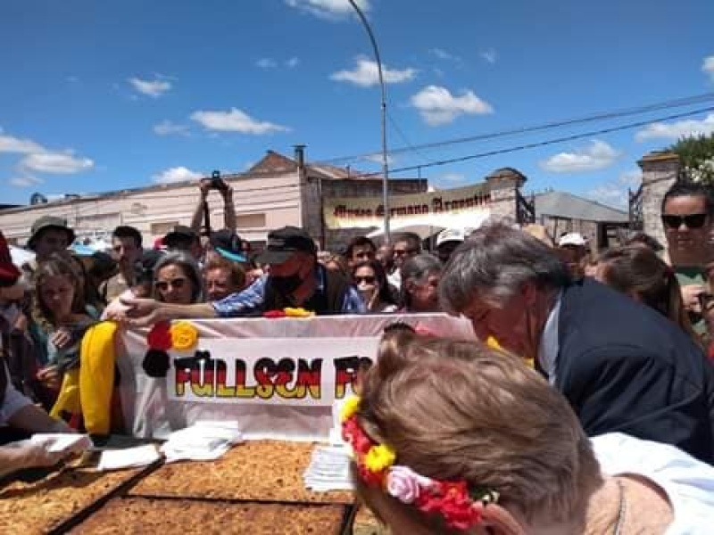 En la Fullsen Fest inauguraron una estatua del querido Sergio Denis