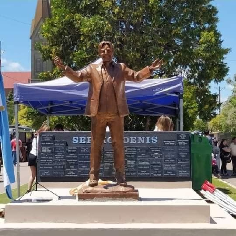 En la Fullsen Fest inauguraron una estatua del querido Sergio Denis