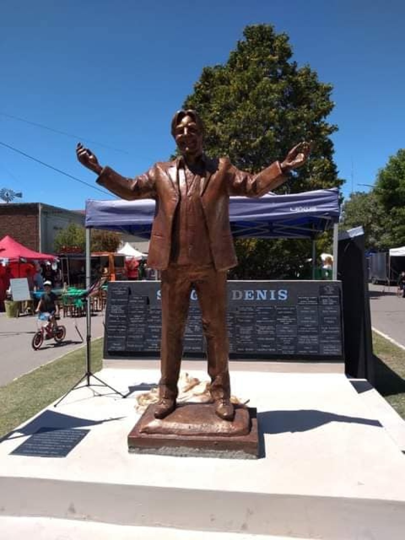 En la Fullsen Fest inauguraron una estatua del querido Sergio Denis