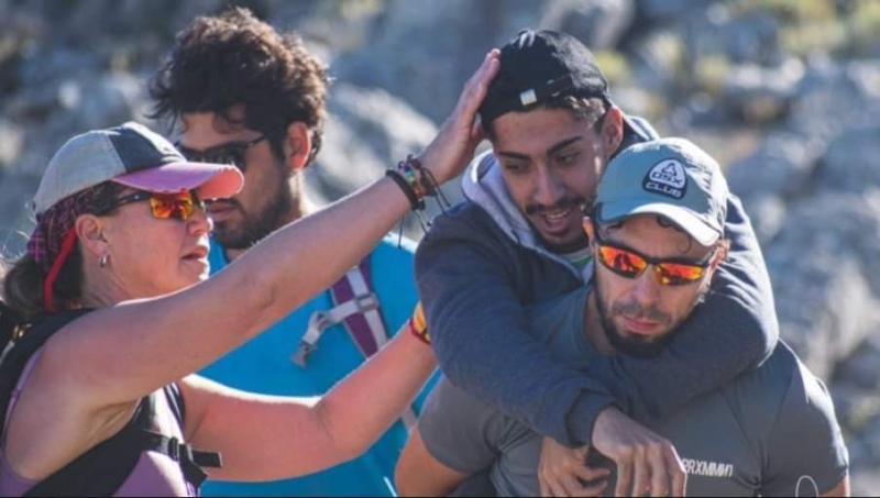 Cumplió el sueño de subir el cerro Tres Picos en una silla de ruedas