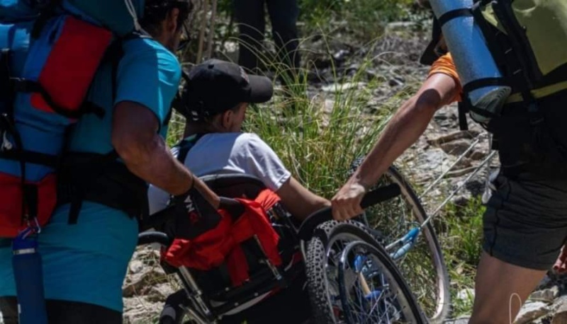 Cumplió el sueño de subir el cerro Tres Picos en una silla de ruedas