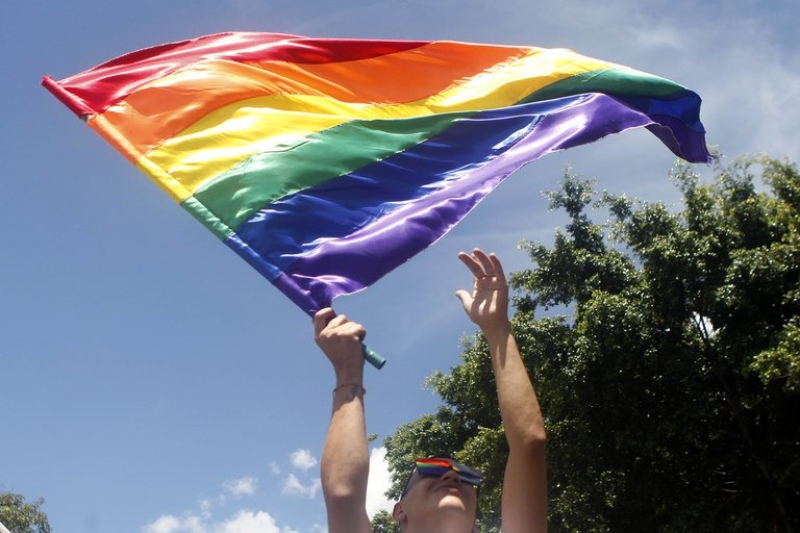 Una bandera LGBTI durante una marcha del orgullo gay.