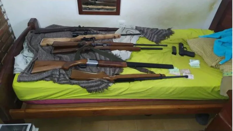 Rifles, cuchillos y textos nazis incautados a dos jóvenes en Tucumán.