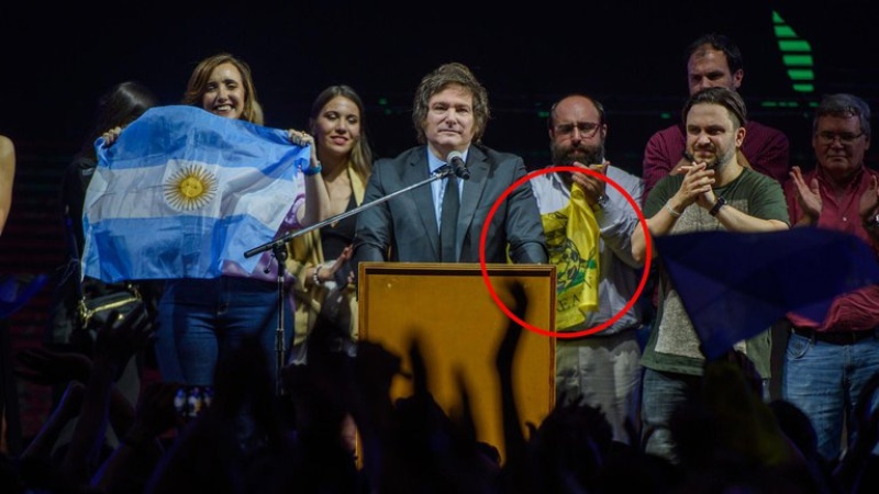 La bandera Gadsden en manos de Nicolás Emma, jefe de campaña de Milei y abogado.