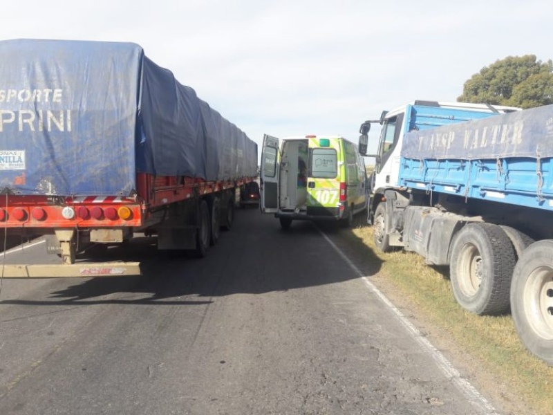 Hizo una mala maniobra, provocó un choque entre camiones y se dio a la fuga