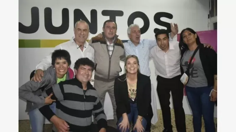 LA LISTA GANADORA EN PATAGONES, JUNTO A SU INTENDENTE JOSE LUIS ZARA