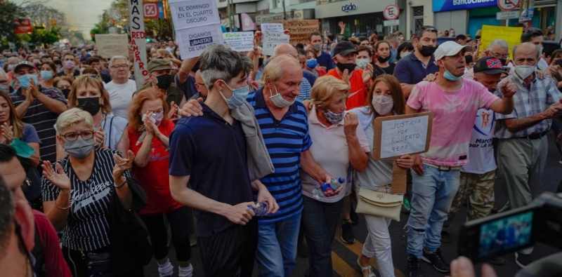 La familia del kiosquero Roberto Sabo, al frente de la marcha para pedir justicia el lunes