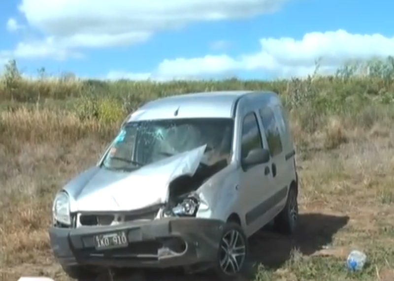 Una mujer policía volcó cerca de Arroyo Corto