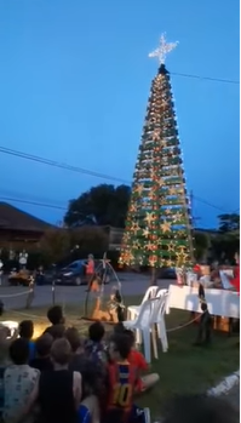 En Pueblo San José la Fundación Raíces encendió el espíritu navideño