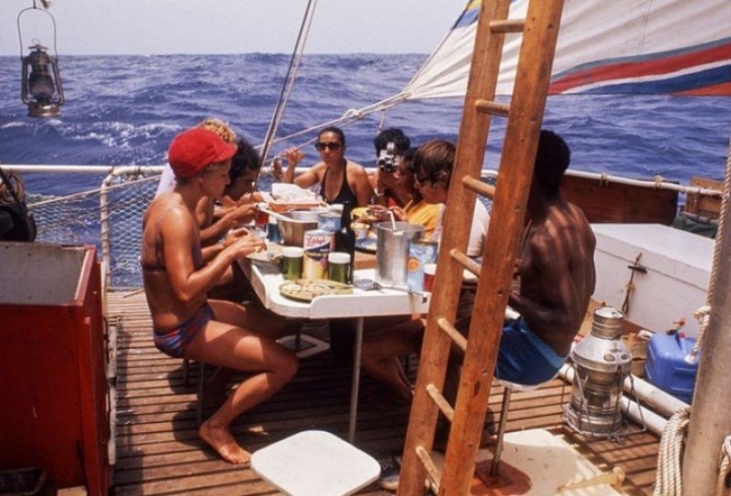 La barca tenía solamente una diminuta cabina en la que durmieron mezclados los hombres y mujeres. Debían comer al aire libre