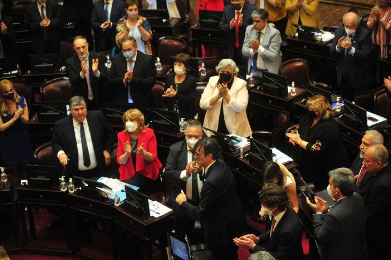 La ovación de los senadores a Bullrich.