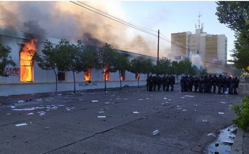 Chubut: destrozaron la Casa de Gobierno en rechazo a la ley de megaminería