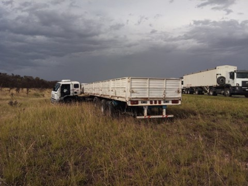 Ruta 51: mala maniobra, dos vehículos en la banquina y conductor hospitalizado