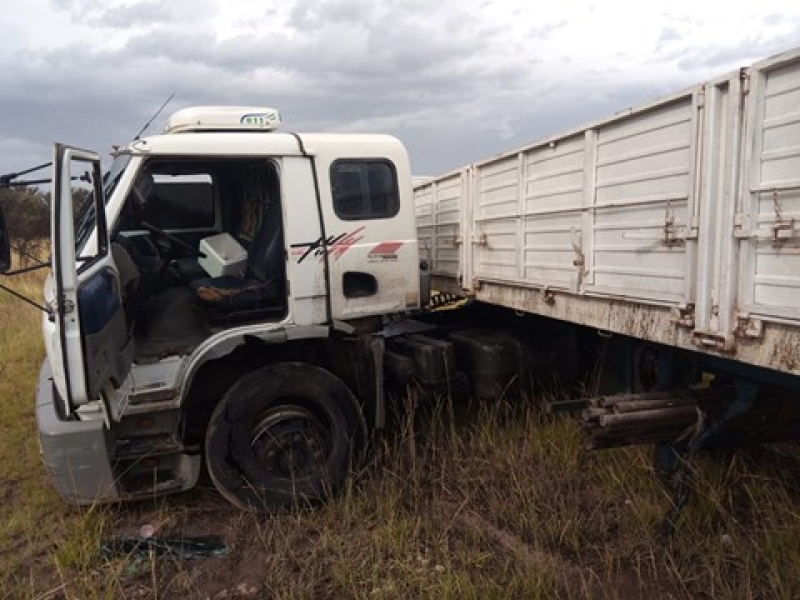 Ruta 51: mala maniobra, dos vehículos en la banquina y conductor hospitalizado