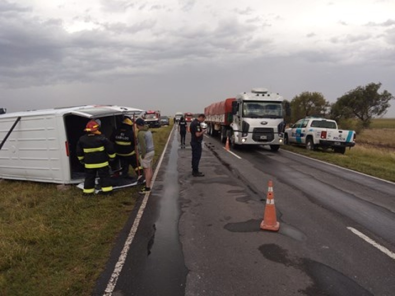 Ruta 51: mala maniobra, dos vehículos en la banquina y conductor hospitalizado