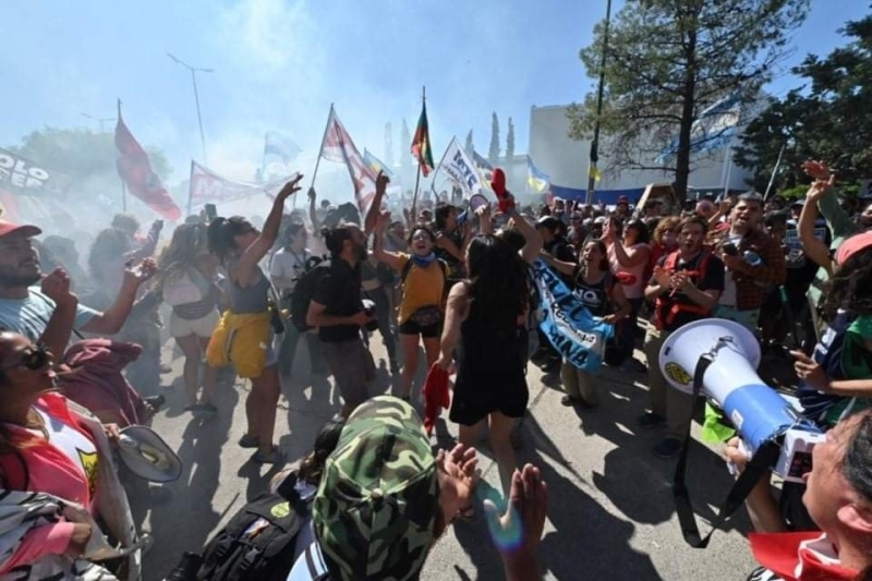 La gente movilizada en las calles festeja la derogación de la ley