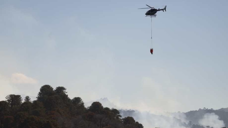 El fuego en Quillén se combate con medios aéreos.