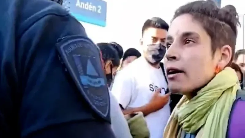 VIDEO - Impunidad en el andén: los increíbles insultos de una joven al policía que le pidió que usara barbijo