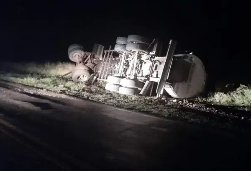 Volcó un camión cargado con leche en la ruta 33