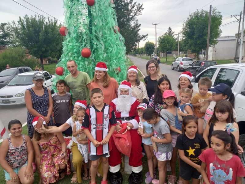 Papá Noel visitó a los chicos en todos los barrios y localidades