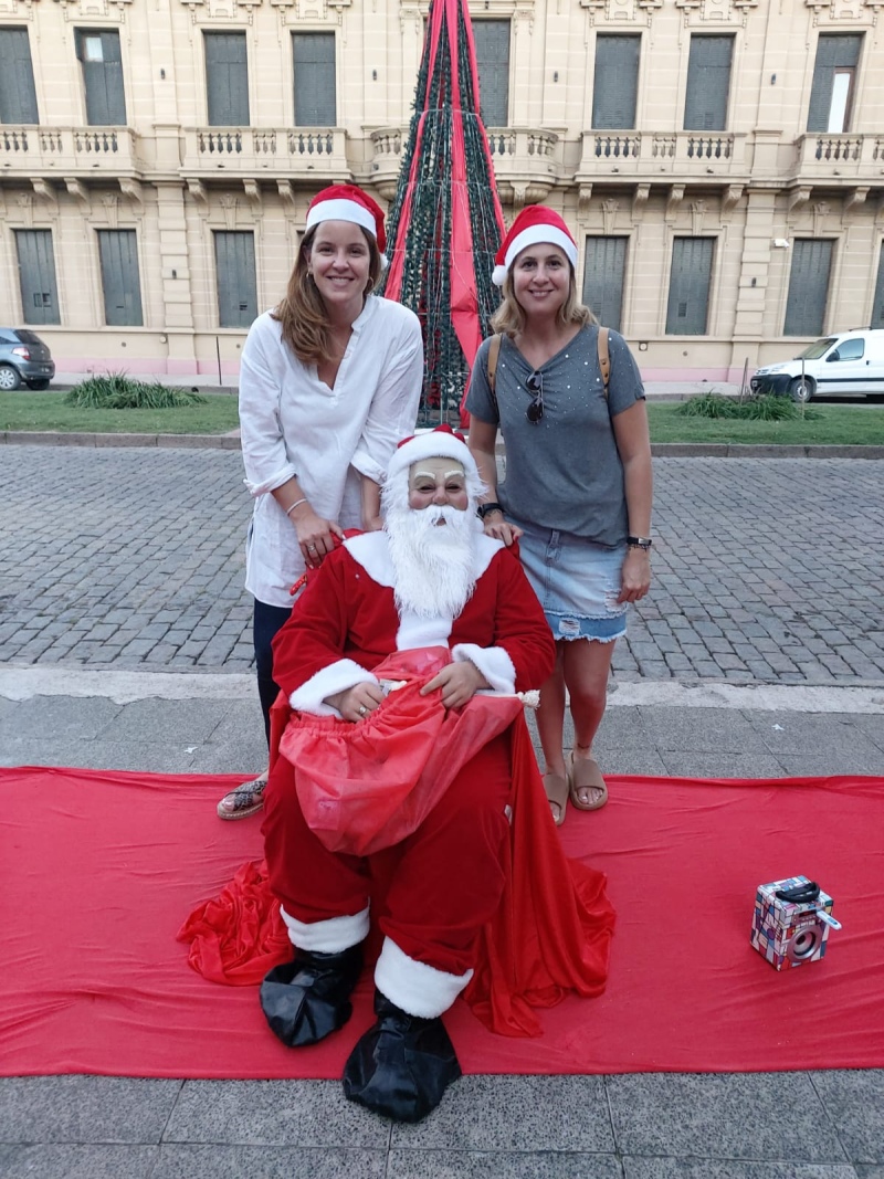 Papá Noel visitó a los chicos en todos los barrios y localidades