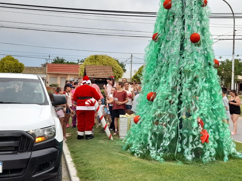 Papá Noel visitó a los chicos en todos los barrios y localidades