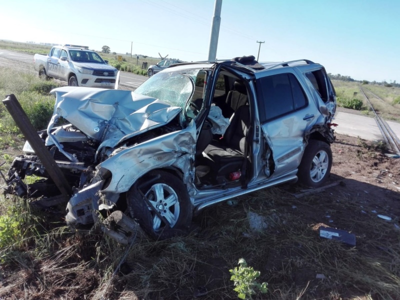 Impresionante choque: una camioneta impactó contra un tren