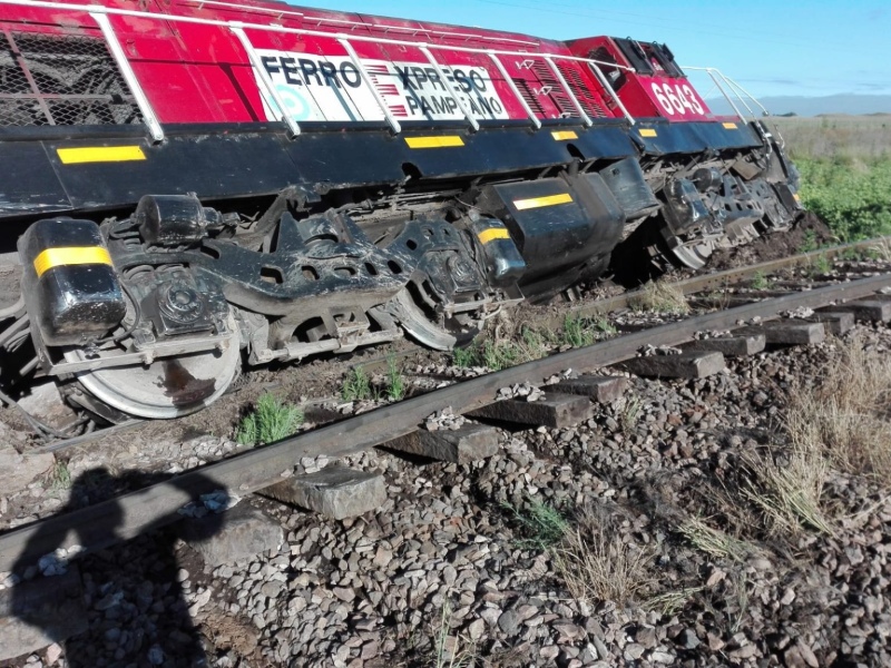 Impresionante choque: una camioneta impactó contra un tren