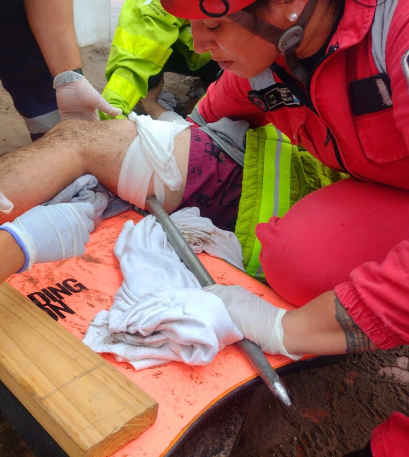 El viento voló una sombrilla y se le incrustó en la pierna: la sacaron con una motosierra