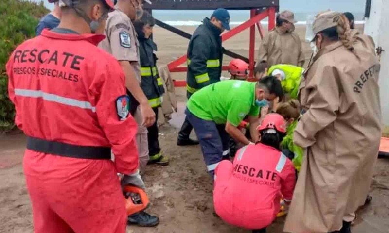 El viento voló una sombrilla y se le incrustó en la pierna: la sacaron con una motosierra