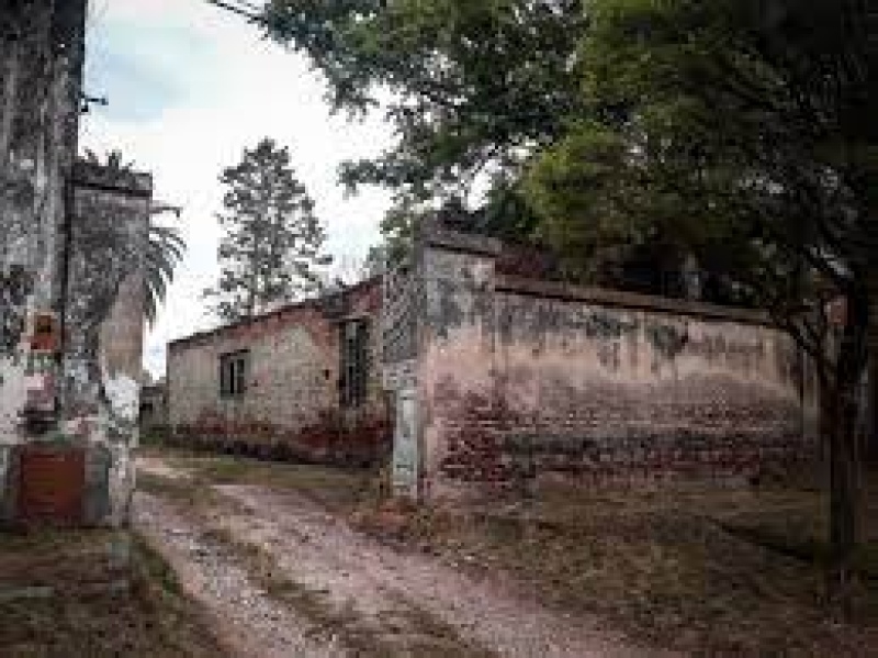 Un viejo edificio con una escuadra y compás: el templo masónico en ruinas de Arroyo Corto