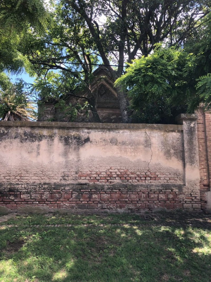 Un viejo edificio con una escuadra y compás: el templo masónico en ruinas de Arroyo Corto