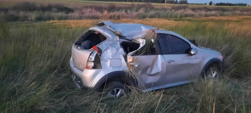 Lo encerró un camión en la Ruta 51 y terminó volcando