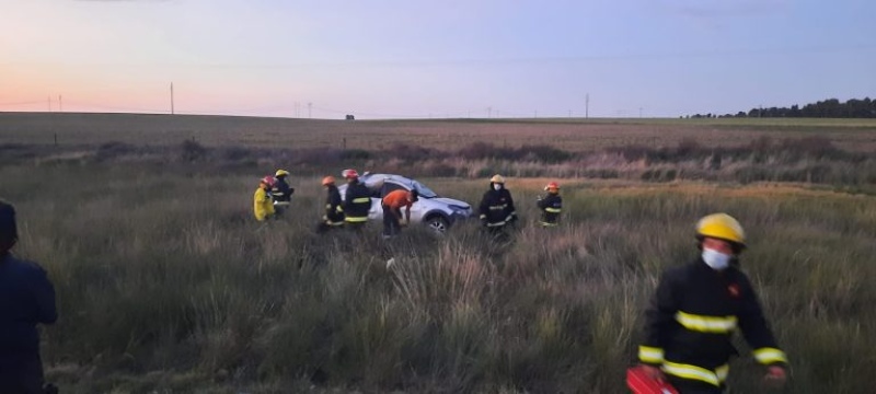 Lo encerró un camión en la Ruta 51 y terminó volcando