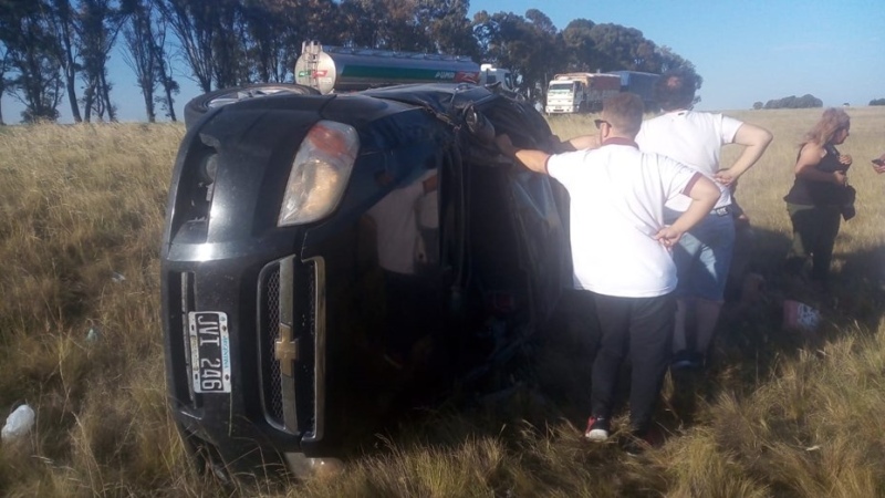 Lo pueden contar: tres personas se salvaron de milagro tras volcar en la ruta 3