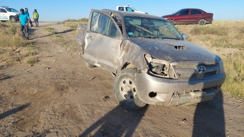 Hospitalizan a conductor tras un tremendo choque y vuelco sobre la ruta 33