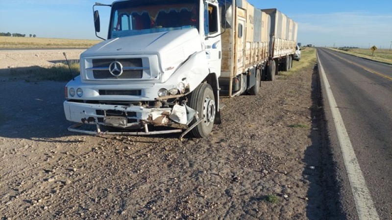 Hospitalizan a conductor tras un tremendo choque y vuelco sobre la ruta 33