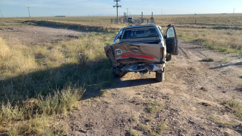 Hospitalizan a conductor tras un tremendo choque y vuelco sobre la ruta 33