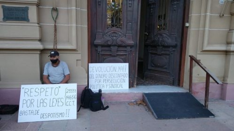 Moccero le descontó el 15% de su sueldo porque “es un vago” y el municipal se ató en el frente del Palacio Municipal