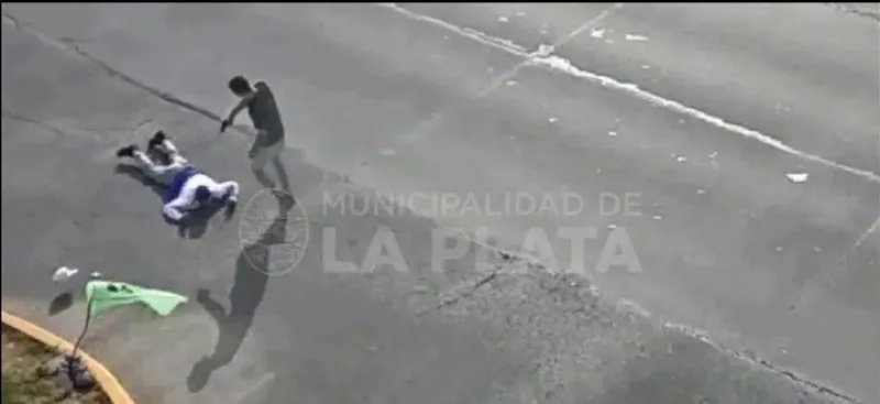 Persiguió al ladrón que le robo la moto y le disparó en las piernas