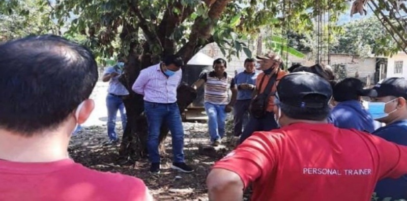 Los vecinos ataron a un intendente a un árbol porque no cumplió con sus promesas