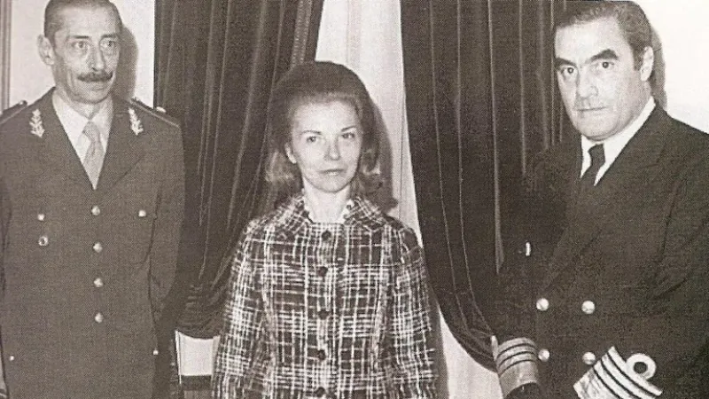 Isabel Perón con Jorge Rafael Videla y Emilio Massera